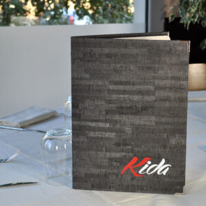 Crne eko korice jelovnika s UV tiskom logotipa restorana Kida u crvenoj i bijeloj boji