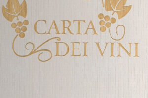 Elegantne bijele drvene korice s UV tiskom vinove loze i natpisom "Carta dei Vini"