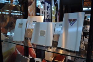Aluminijske korice jelovnika Gran Menu u raznim dimenzijama i dizajnima, s mogućnošću potpune personalizacije, ekskluzivno dostupne preko WOW Factor Hrvatska.