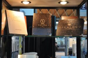 Drvene korice jelovnika Gran Menu s ugraviranim logotipima restorana, ručno izrađene u Italiji i dostupne isključivo preko WOW Factor Hrvatska.